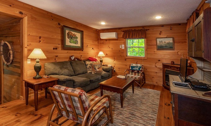 Lake Toxaway Cabina | Romantic Bungalow - Hike to Dozens of Waterfalls