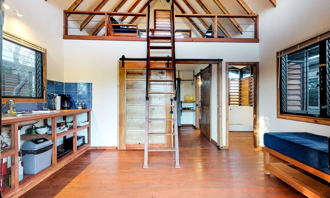 Surfside Cabina | Cabaña romántica, paseo a la playa, veranda privada con mosquitera y hamaca