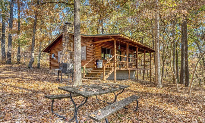 Saint Joe Cabina | Romantic cabin getaway with Jacuzzi tub. Pet Friendly!