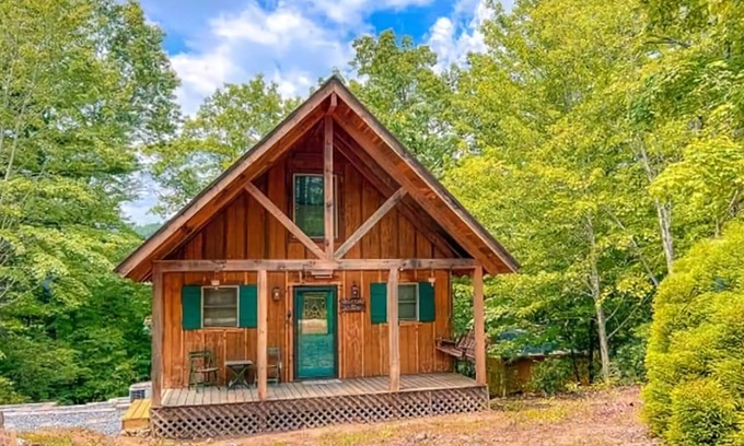 Purlear Cabina | Romantic Cabin Getaway, gated community hiking trails and waterfalls and Hot Tub