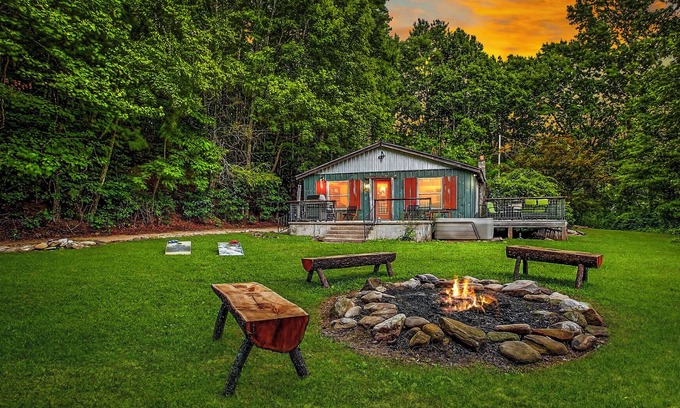 Candler Casa | Romantic Cabin Hideaway- 50 Private Acres, Hot tub, Blue Ridge Parkway, stream