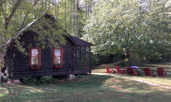 Dahlonega Cabina | Romantic cabin on horse farm just 6 miles away from historic downtown Dahlonega,