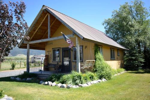 Whitehall Casa | Romantic Cabin Rental with a Delightful Porch near Ennis, Montana