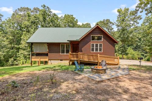Cleveland Casa | Romantic Cabin w Rain Shower & Spa Tub