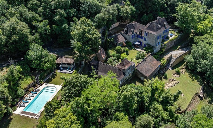 Bezenac Otro | Romantic castle with outstanding view over the valley- Private pool