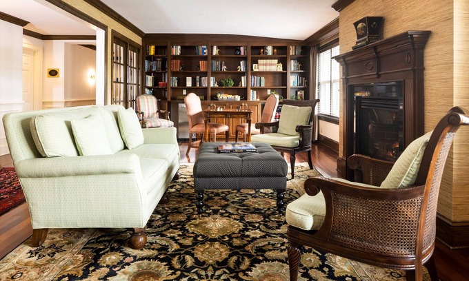 South Rehoboth Apartamento | Romantic Club Suite | Window Seat & Fireplace