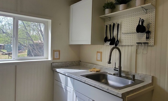 Meadow Lakes Casa | Romantic Cottage at Swan Circle