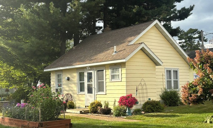 Chetek Cabaña | Romantic cottage+Fall hiking, ATV+Fall wine festivals+Views of lake from dock!