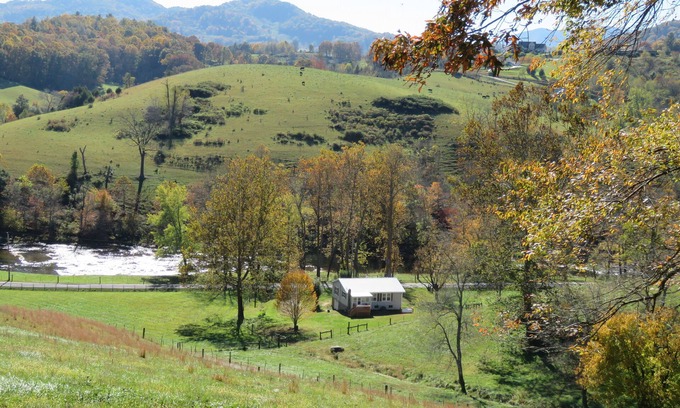 Clyde Cabaña | Romantic cottage, pet friendly, stunning views of Smoky mtns. & Pigeon River.