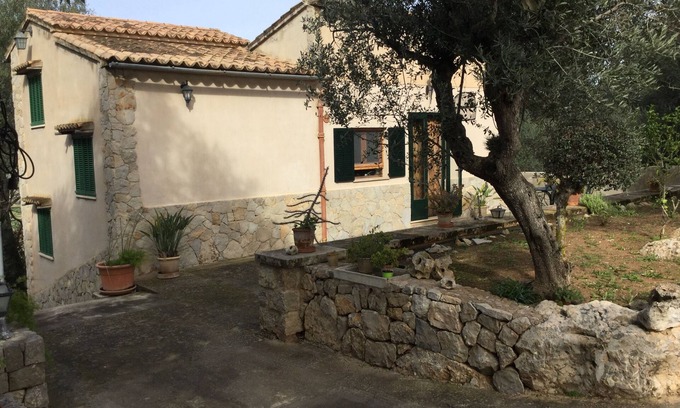 Maria de la Salut Cabaña | Romantica casa de campo en plena naturaleza con wifi y aire acondicionado.