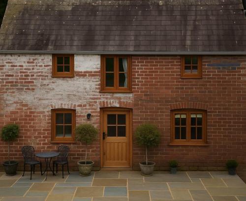 Llangadog Casa | Romantic Country Cottage with log burner, garden patio, outdoor tub and country views- Brecon Beacons National Park