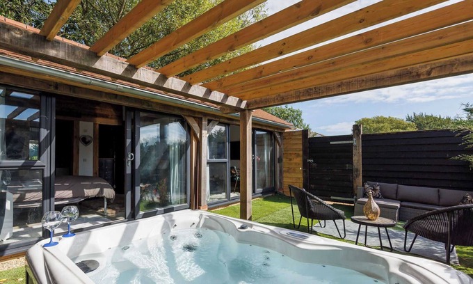 Chichester Chalet De Esquí | Romantic Countryside Lodge with Hot Tub