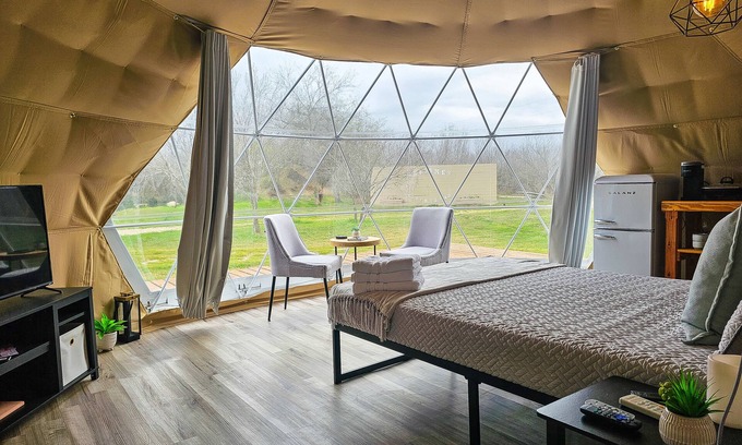 Jourdanton Cabaña | 🏕Romantic Country Stay 😍 ♥️ Lake, Telescope 🔭 Peddle Boat, Kayaks