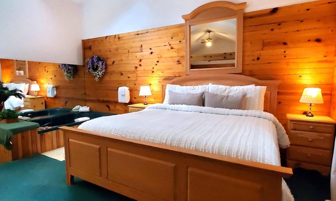 Eureka Springs Cabina | Romantic, country cabin for two with oversize jetted tub
