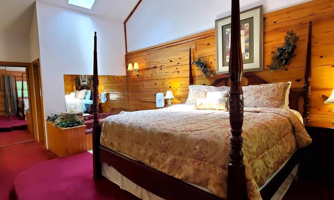 Eureka Springs Cabina | Romantic, country cabin for two with oversize jetted tub