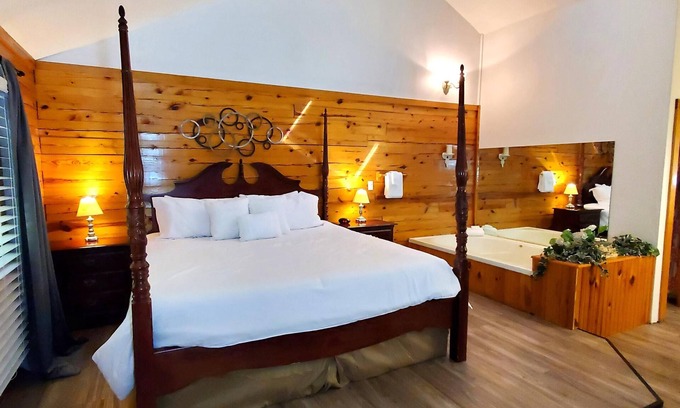 Eureka Springs Cabina | Romantic, country cabin for two with oversize jetted tub