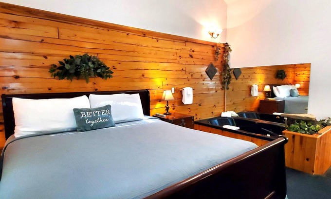 Eureka Springs Cabina | Romantic, country cabin for two with oversize jetted tub