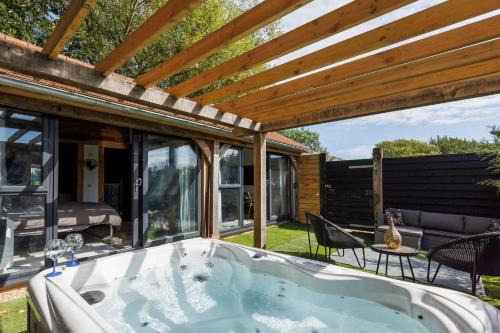 Chichester Chalet De Esquí | Romantic Countryside Lodge with Hot Tub