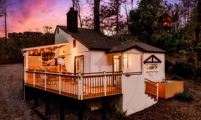 Gatlinburg Cabaña | Romantic Couple's Cottage, Walk to downtown Gatlinburg, Hot Tub, Fire Pit, Dogs