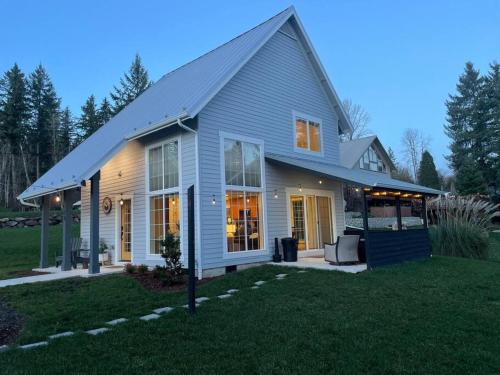 Silver Creek Casa | Romantic Cozy Cabin Walk to lake Hot tub Bikes Kayaks Grill