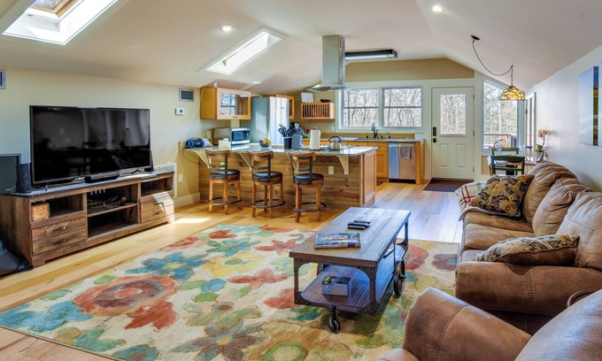 Central Apartamento | Romantic, Cozy Loft w/ Yard, 5 Miles to Clemson