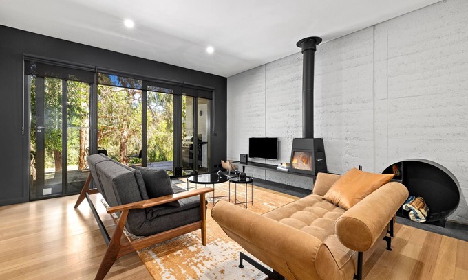 Daylesford Villa | Daylesford Lakefront: Spa, King Bed, Views, & Pet-friendly!