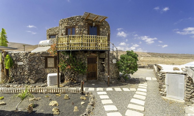 Haria Casa | Romántica Eco-Torre, con una vista de 360º al mar y a la montaña, piscina, WIFI, en la playa