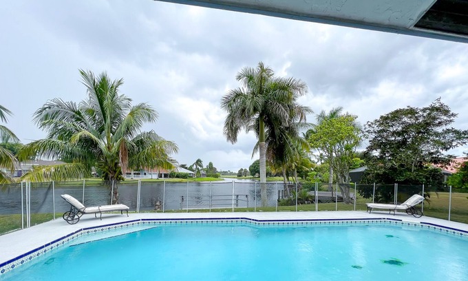 Greenview Shores Casa | Romantic Dream Home in Wellington 4/2 heated Pool, Fireplace on Beautiful Lake