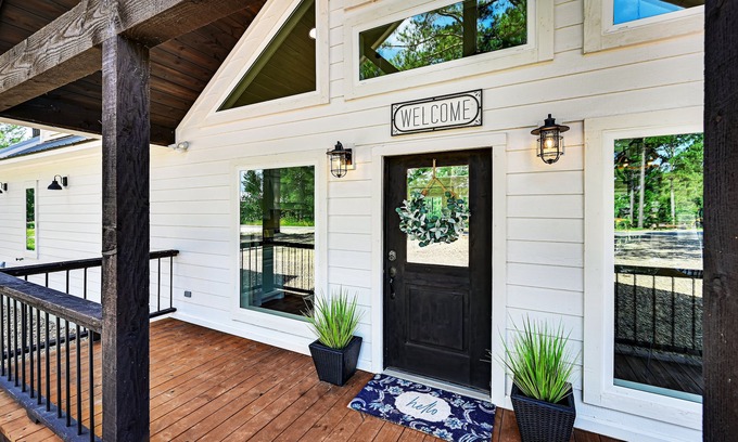 Broken Bow Cabina | Romantic, Broken Bow farmhouse cabin🌲HOT TUB🌲Huge swaying pines 🌲King bed