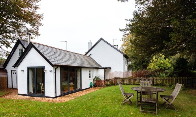 New Forest District Cabaña | Romántica cabaña del bosque con jardín privado, se admiten perros, vistas al bosque desde la cama