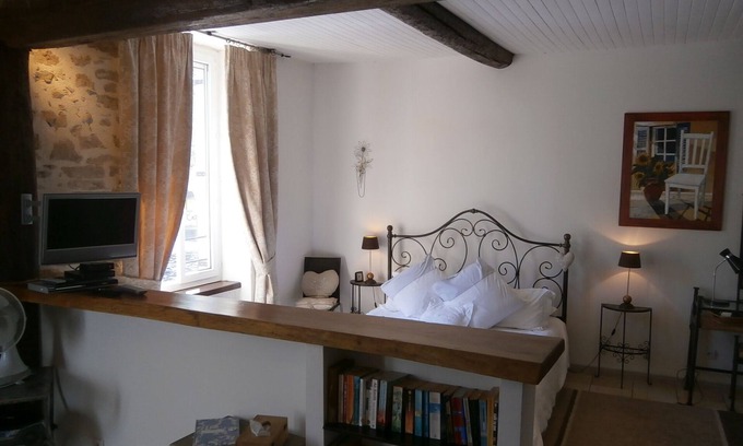 Saint-Chinian Apartamento | Romántico escapada en la plaza de Saint-Chinian con fantásticos paseos y vinos