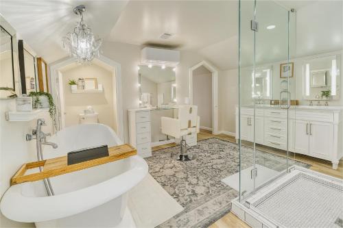 McQueeney Casa | Romantic Getaway Hideout | Soak, Sip, and Relax