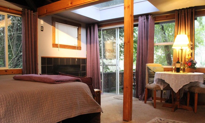Northwood Cabaña | Escapada romántica en el río ruso; Se admiten perros