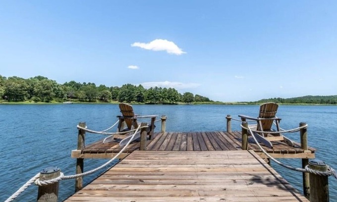 Bates Casa | Romantic getaway on the Lake! Hot tub, Private fishing dock and Mountain veiws!