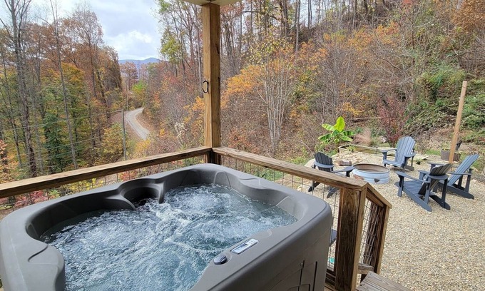 Whittier Cabina | Romantic Getaway starts here! Views, Dog Friendly, Hot Tub, Casino & WCU.