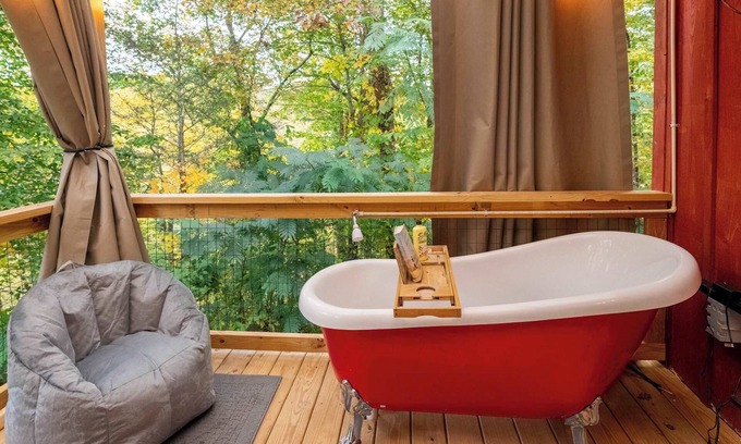 Cosby Cabina | Romantic getaway w/outdoor soaking tub