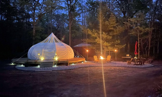Muskegon Alquiler De RV | Romantic glamping on a 60 acre horse farm.