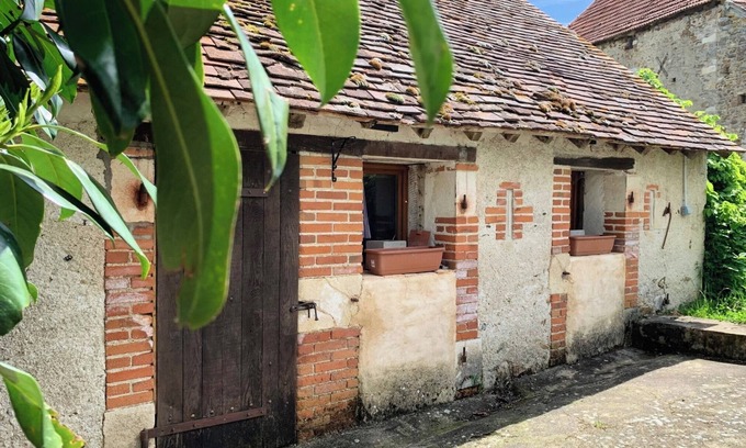 Brigueil-le-Chantre Apartamento | Romantic hideaway for 2 by a Medieval Chateau with pool