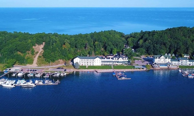 Onekama Apartamento | Romantic Hideaway – Stroll to Lake Michigan, HOT TUB OPEN ALL WINTER!