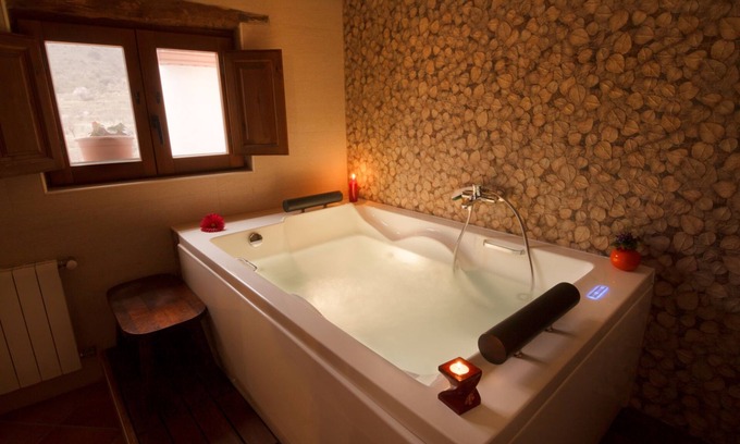 Laroya Otro | casa romantica para 2 o 4 personas con jacuzzi
