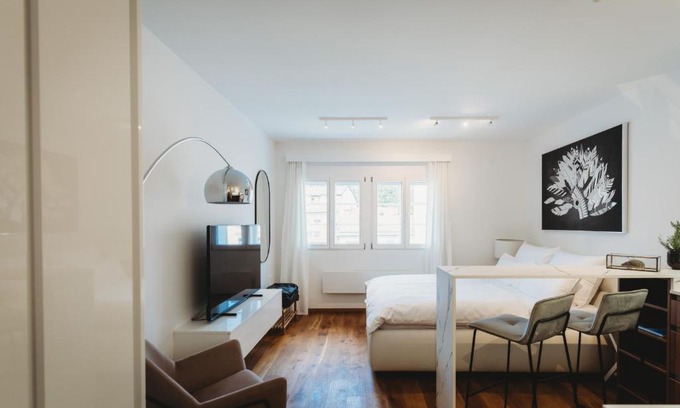 Ljubljana Old Town Apartamento | Romantic JUMP Studio overlooking river, free parking