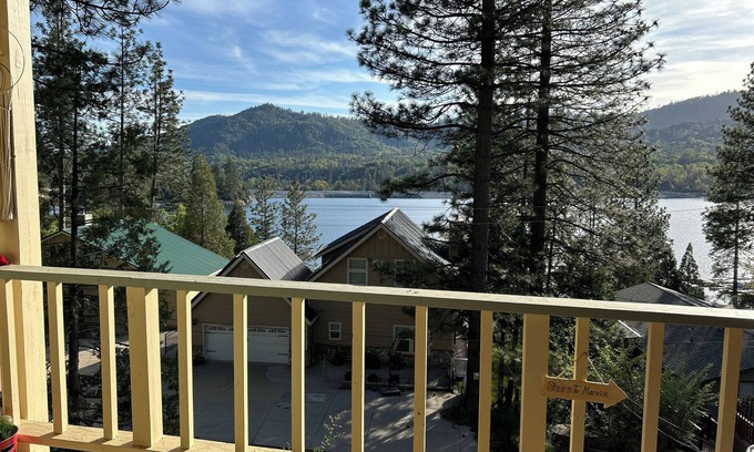 Bass Lake Chalet De Esquí | Romantic King Bedroom Suite Pull Out Sofa, mini kitchenette, Lake & Mtn Views!
