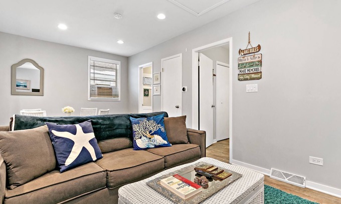 Fox Lake Casa | Romantic Lake Cottage ★ Queen Bed ★ Chain O Lakes