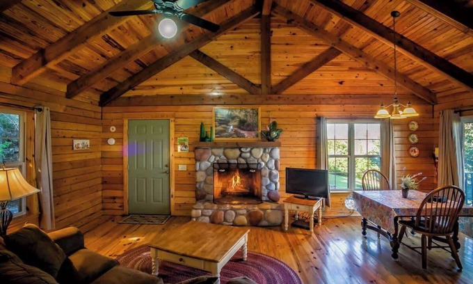 Garfield Cabina | Lake view Honeymoon Log Cabin