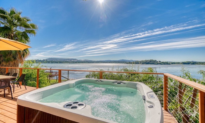 Clear Lake Casa | Romantic lakefront, hot tub under the stars, huge deck & private dock