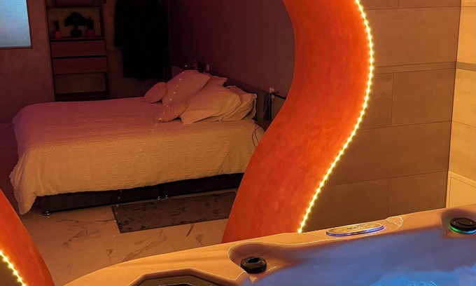 Luxeuil-les-Bains Apartamento | Romantic loft in the heart of Luxeuil's historic town center with jacuzzi.
