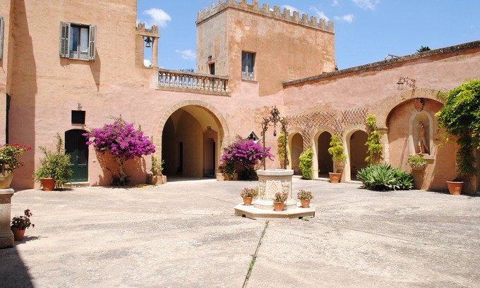 Mazara del Vallo Villa | Romántica villa de lujo con piscina privada y cancha de tenis cerca del mar.