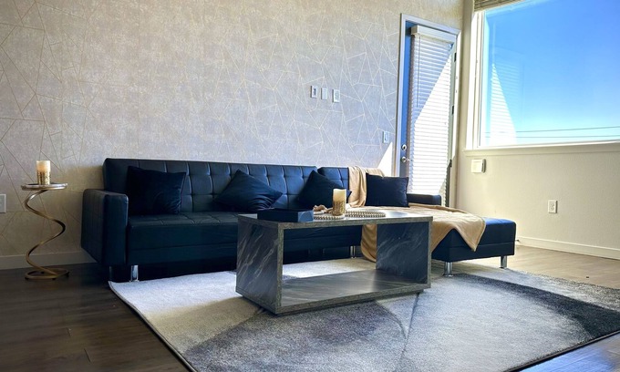 Warner Center Apartamento | Romantic Luxury Condo! Stylish and spacious!