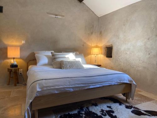 Mons Apartamento | Romantic Med Chic Retreat with pool on GR trail