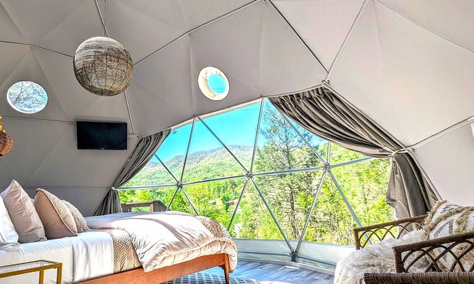 Sylva Apartamento | Romantic mountain getaway in Luxury Geodome! HOTTUB!nNatures Dome@SmokyMountain